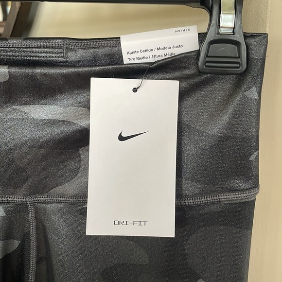 Brand New Nike Dri-Fit One Full Length Mid Rise Shiny Black & Grey Camo Leggings - Picture 4 of 14
